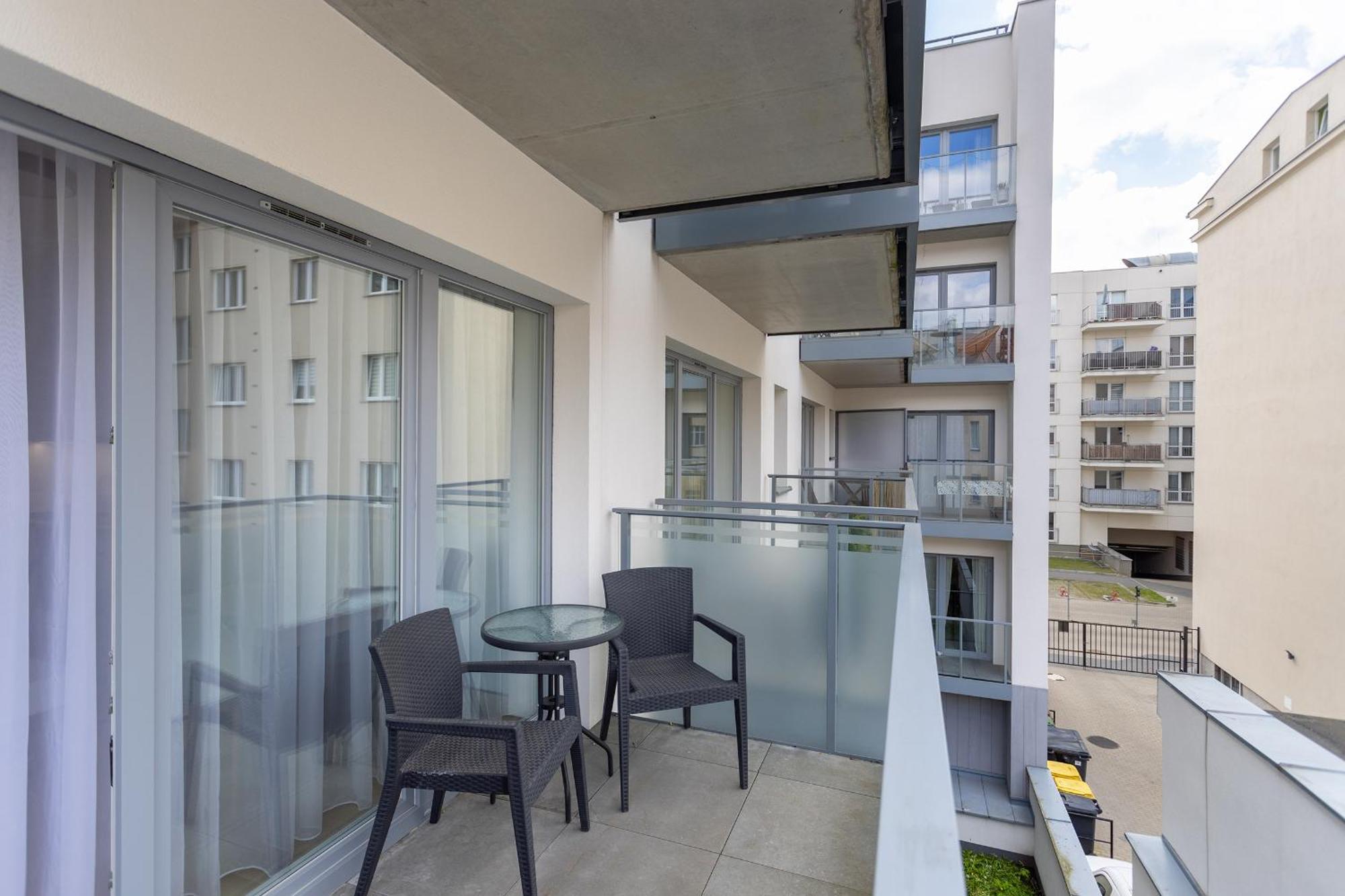 Nowoczesne I Eleganckie Very Berry W Poznaniu By Renters Apartment