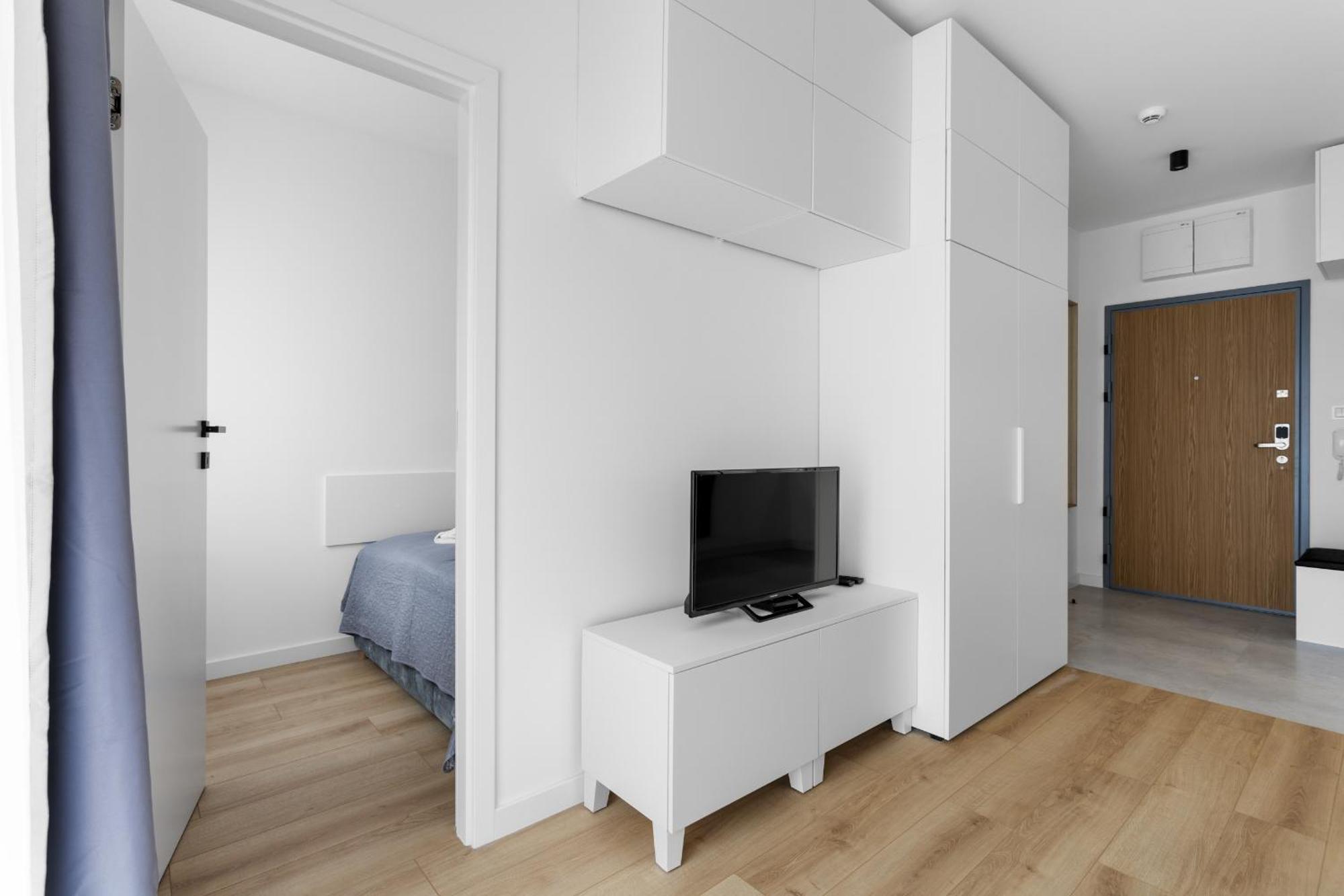 Nowoczesne I Eleganckie Very Berry W Poznaniu By Renters Apartment