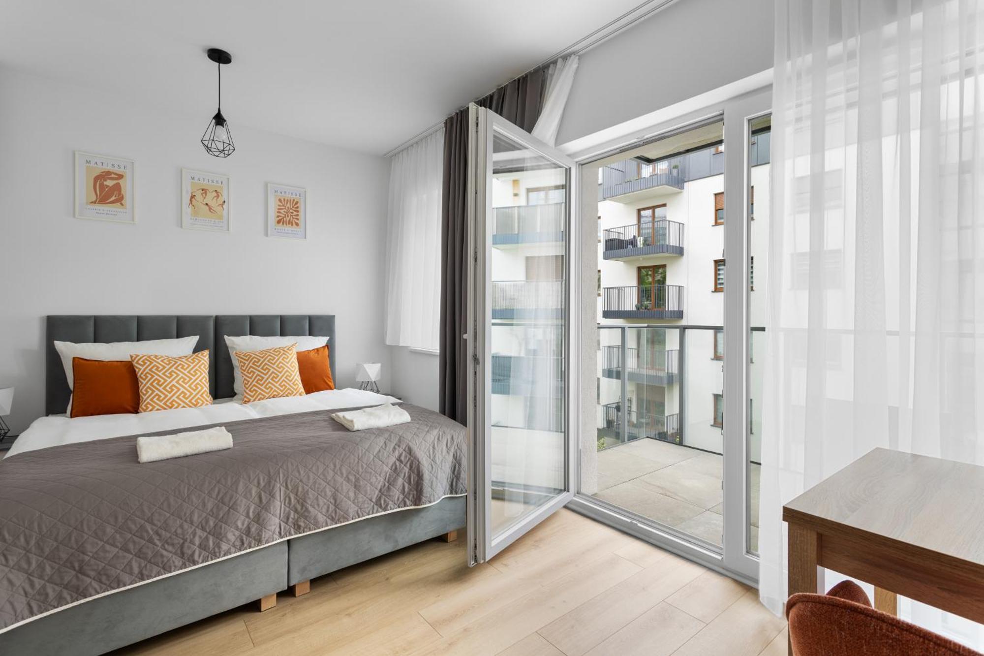 Nowoczesne I Eleganckie Very Berry W Poznaniu By Renters Apartment Posen