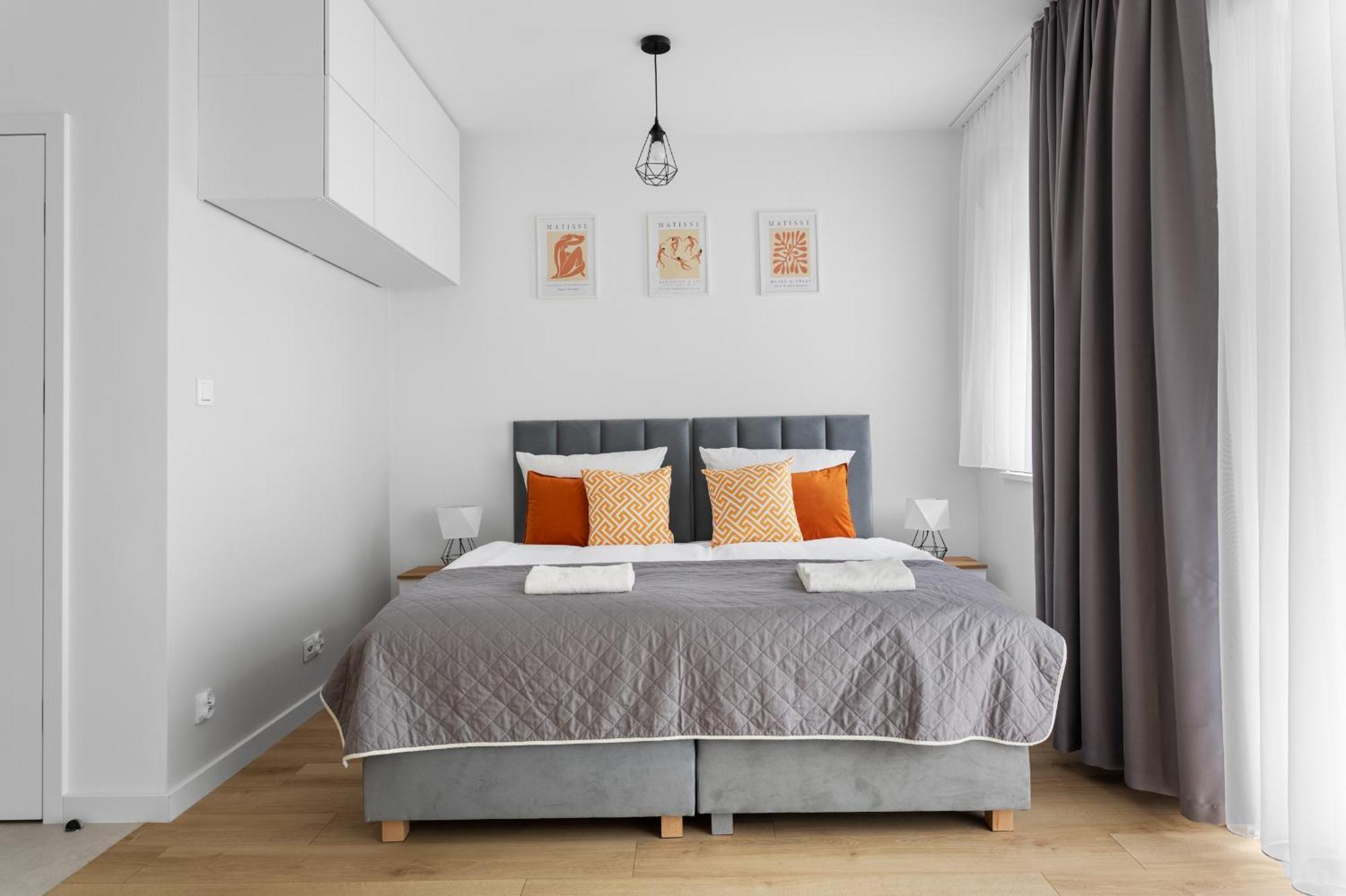 Nowoczesne I Eleganckie Very Berry W Poznaniu By Renters Apartment